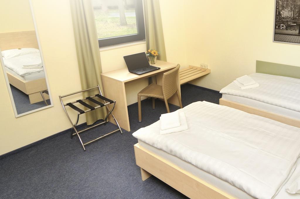 Best Deal Airporthotel Weeze Exterior foto